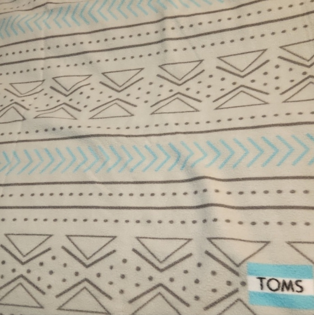 NWOT TOMS Polar Fleece Throw Blanket Gray Blue Geometric Design